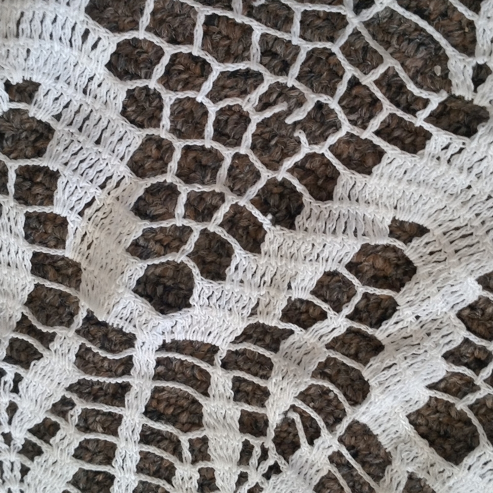Vintage Large Table Cloth Doilies 31" - Picture 9 of 12